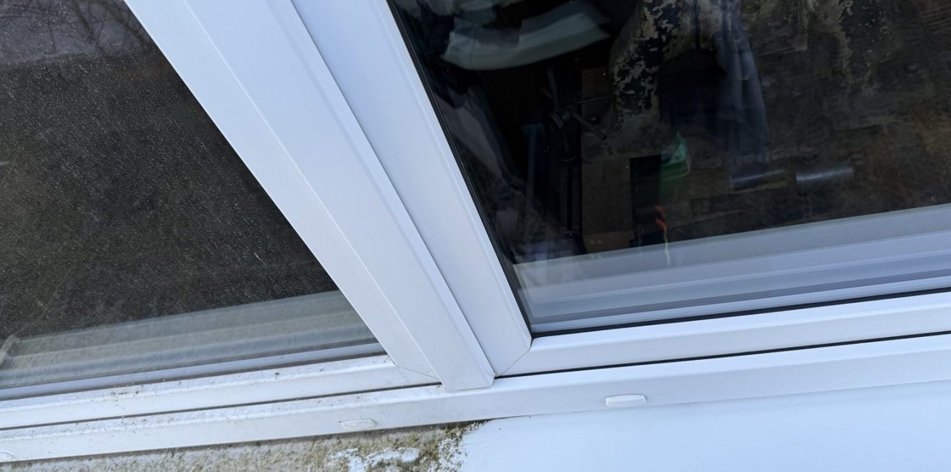 Professionelle Fensterreinigung Detailaufnahme eines Fensters während der professionellen Reinigung